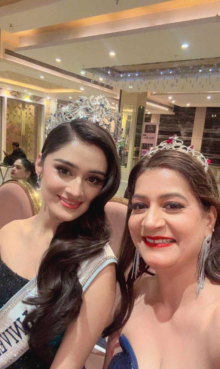 Jaspreet Kathuria & Manika — Pageant Royalty Selfie